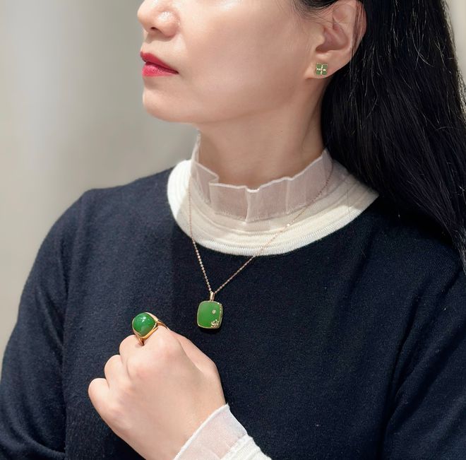 春色碧玉上新戴十年不过时的东方高级感AG真人平台app三月不撞款｜这波(图4)