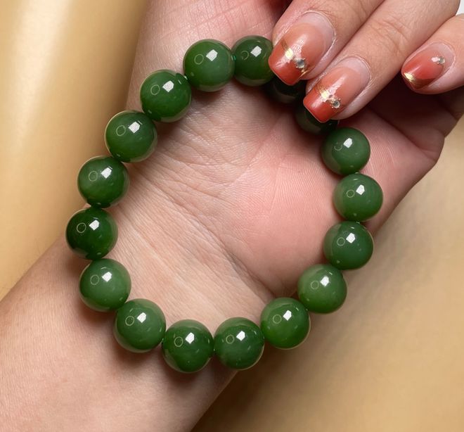 春色碧玉上新戴十年不过时的东方高级感AG真人平台app三月不撞款｜这波(图6)