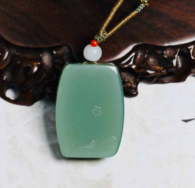 春色碧玉上新戴十年不过时的东方高级感AG真人平台app三月不撞款｜这波(图10)