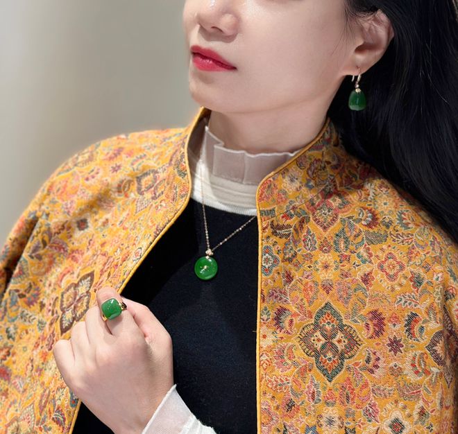 春色碧玉上新戴十年不过时的东方高级感AG真人平台app三月不撞款｜这波(图29)