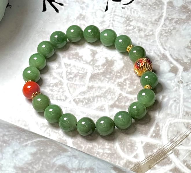 春色碧玉上新戴十年不过时的东方高级感AG真人平台app三月不撞款｜这波(图21)