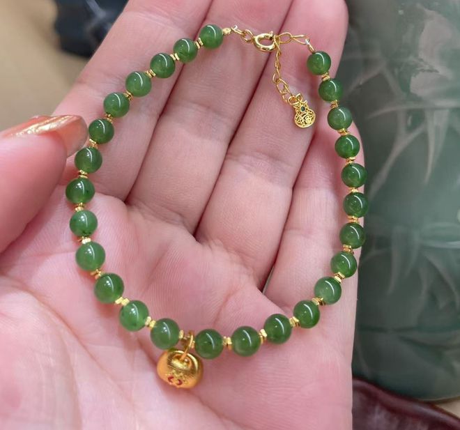 春色碧玉上新戴十年不过时的东方高级感AG真人平台app三月不撞款｜这波(图26)