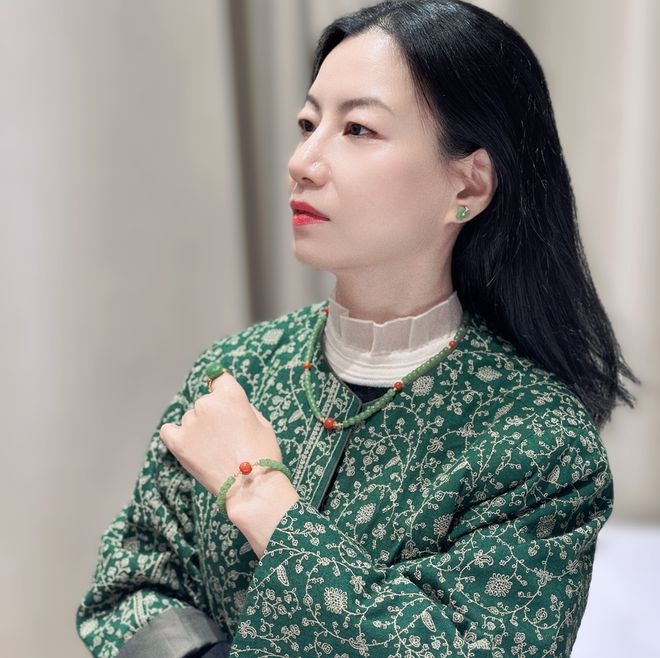 春色碧玉上新戴十年不过时的东方高级感AG真人平台app三月不撞款｜这波(图33)