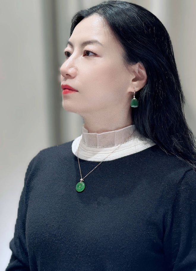 春色碧玉上新戴十年不过时的东方高级感AG真人平台app三月不撞款｜这波(图32)