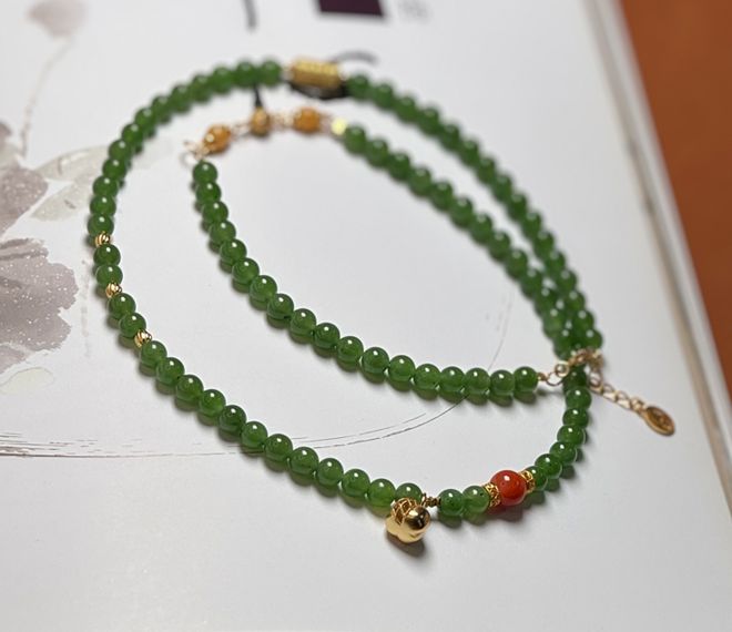 春色碧玉上新戴十年不过时的东方高级感AG真人平台app三月不撞款｜这波(图34)