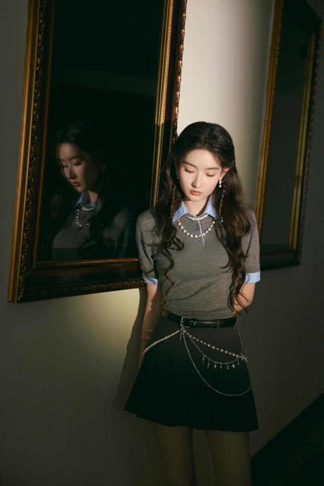 上衣内搭蓝色衬衫仿佛是校园中元气少女AG真人娱乐网址王玉雯身着灰色短袖(图1)