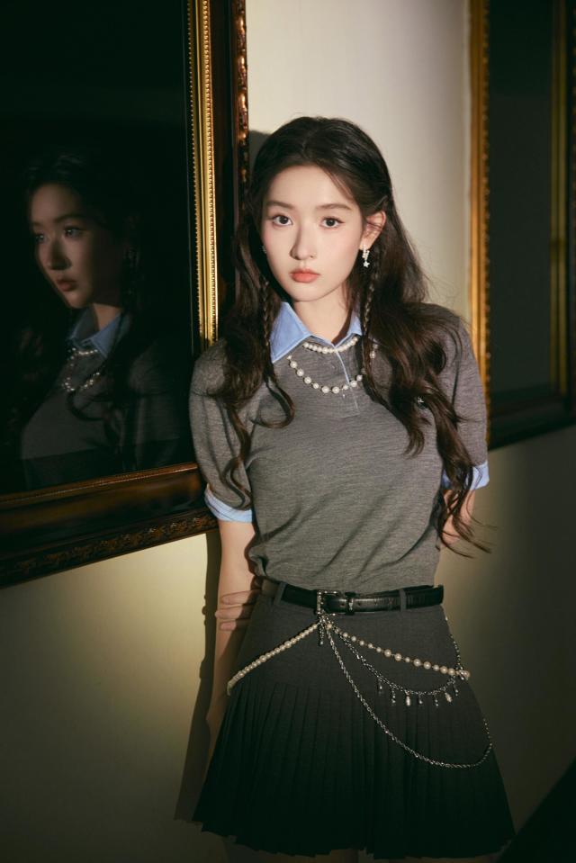 上衣内搭蓝色衬衫仿佛是校园中元气少女AG真人娱乐网址王玉雯身着灰色短袖(图2)