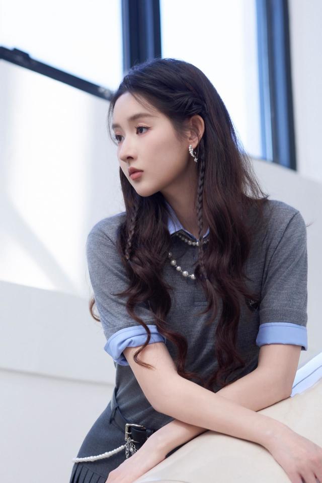 上衣内搭蓝色衬衫仿佛是校园中元气少女AG真人娱乐网址王玉雯身着灰色短袖(图3)
