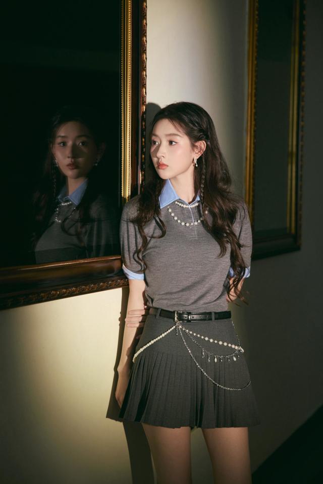 上衣内搭蓝色衬衫仿佛是校园中元气少女AG真人娱乐网址王玉雯身着灰色短袖(图4)