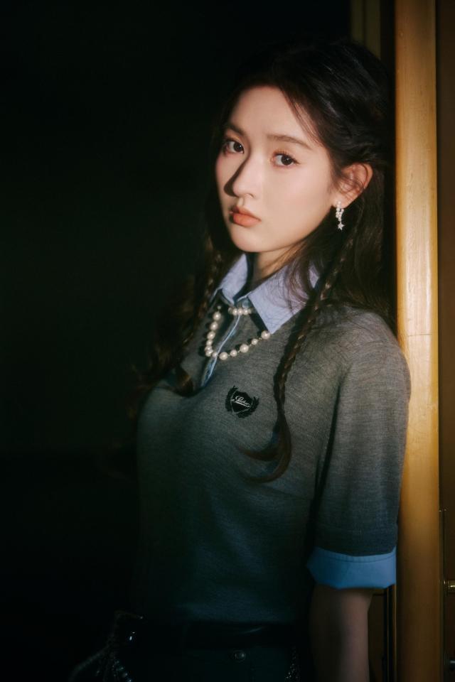 上衣内搭蓝色衬衫仿佛是校园中元气少女AG真人娱乐网址王玉雯身着灰色短袖(图5)