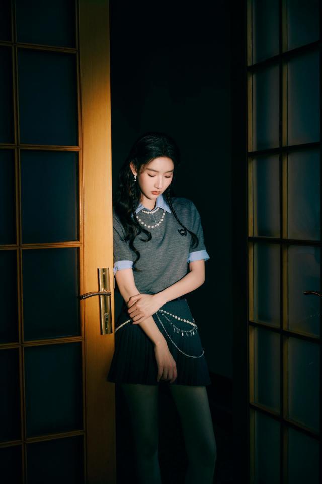上衣内搭蓝色衬衫仿佛是校园中元气少女AG真人娱乐网址王玉雯身着灰色短袖(图6)