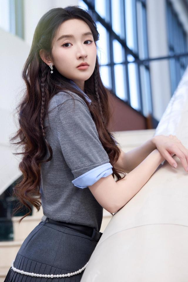 上衣内搭蓝色衬衫仿佛是校园中元气少女AG真人娱乐网址王玉雯身着灰色短袖(图8)