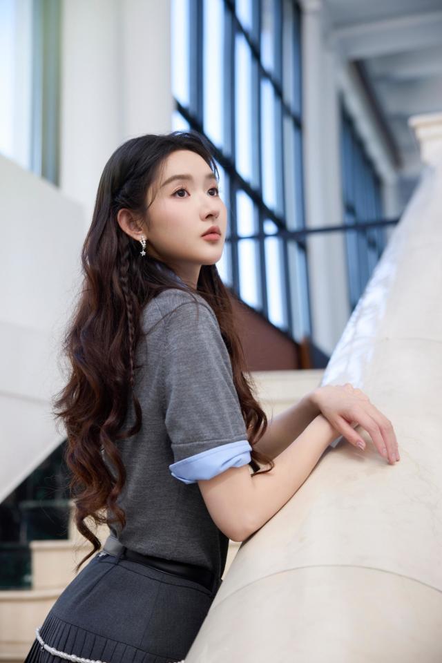 上衣内搭蓝色衬衫仿佛是校园中元气少女AG真人娱乐网址王玉雯身着灰色短袖(图7)