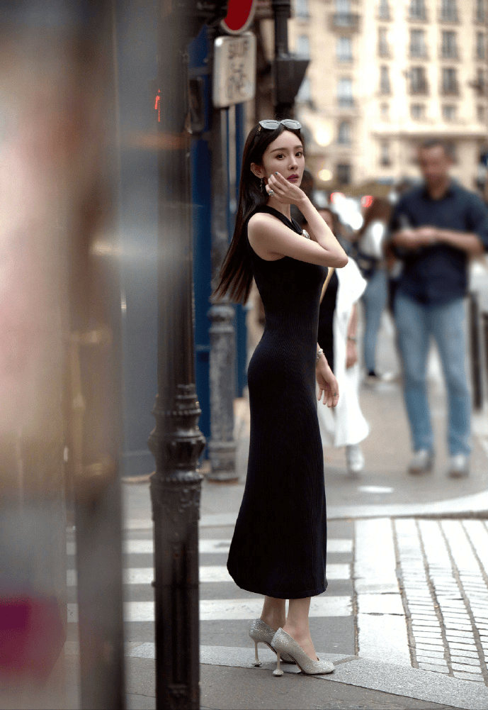 黑裙披发红唇氛围感拉满越来越有女人味AG真人旗舰厅登录杨幂气质太绝！法式(图2)