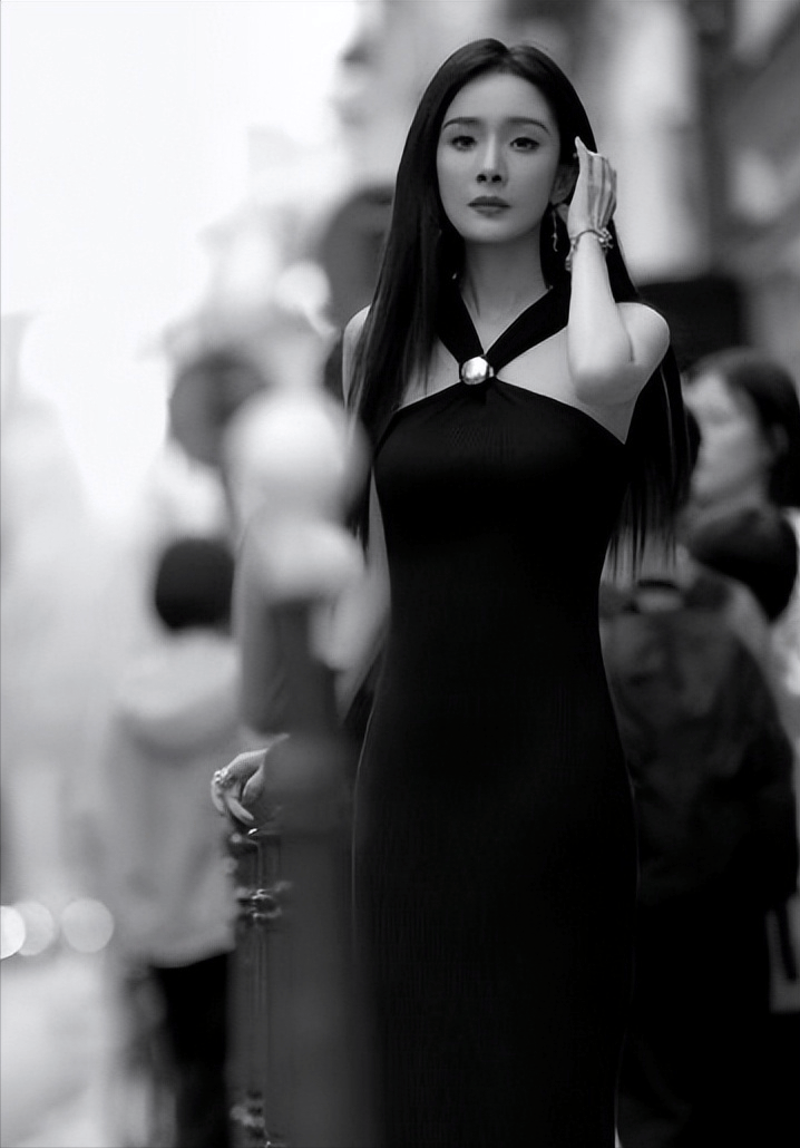 黑裙披发红唇氛围感拉满越来越有女人味AG真人旗舰厅登录杨幂气质太绝!法式(图3) 黑裙披发红唇氛围感拉满越来越有女人味AG真人旗舰厅登录杨幂气质太绝!法式(图3)