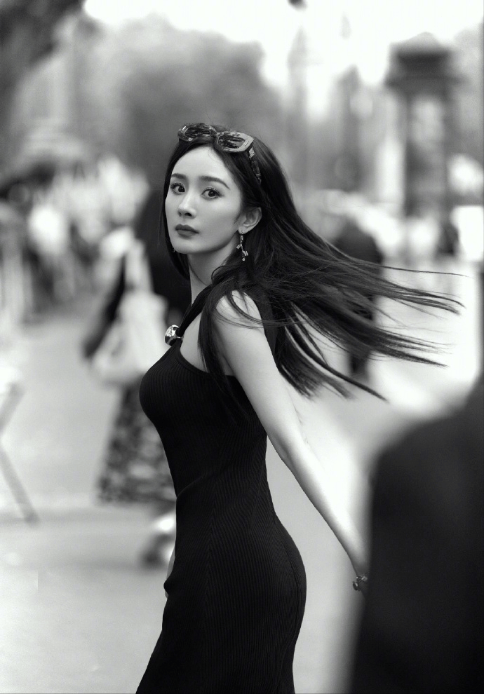 黑裙披发红唇氛围感拉满越来越有女人味AG真人旗舰厅登录杨幂气质太绝!法式(图5) 黑裙披发红唇氛围感拉满越来越有女人味AG真人旗舰厅登录杨幂气质太绝!法式(图5)