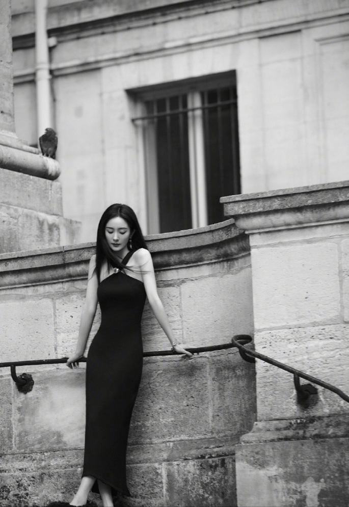 黑裙披发红唇氛围感拉满越来越有女人味AG真人旗舰厅登录杨幂气质太绝!法式(图6) 黑裙披发红唇氛围感拉满越来越有女人味AG真人旗舰厅登录杨幂气质太绝!法式(图6)