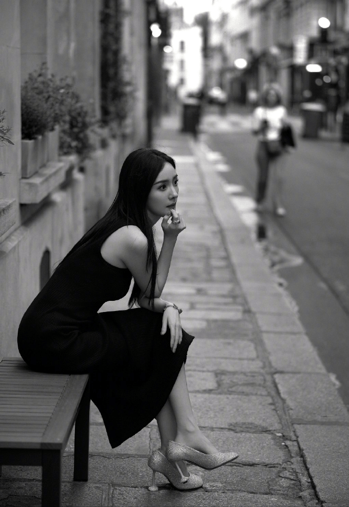 黑裙披发红唇氛围感拉满越来越有女人味AG真人旗舰厅登录杨幂气质太绝！法式(图7)