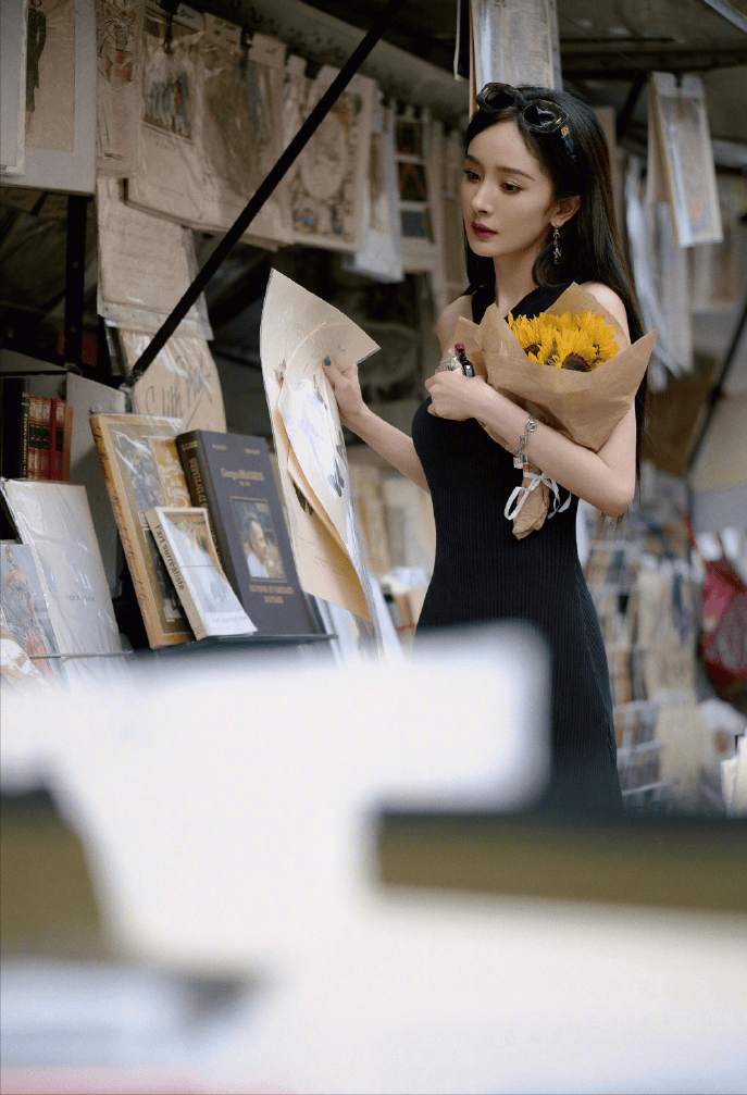 黑裙披发红唇氛围感拉满越来越有女人味AG真人旗舰厅登录杨幂气质太绝!法式(图8) 黑裙披发红唇氛围感拉满越来越有女人味AG真人旗舰厅登录杨幂气质太绝!法式(图8)