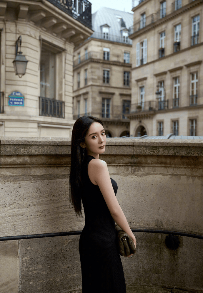 黑裙披发红唇氛围感拉满越来越有女人味AG真人旗舰厅登录杨幂气质太绝!法式(图9) 黑裙披发红唇氛围感拉满越来越有女人味AG真人旗舰厅登录杨幂气质太绝!法式(图9)