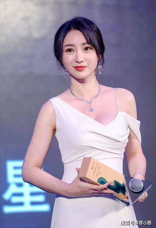 格穿白色紧身连衣裙亮相3D曲线无敌了AG真人网站柳岩又换回了高贵气质风(图2)