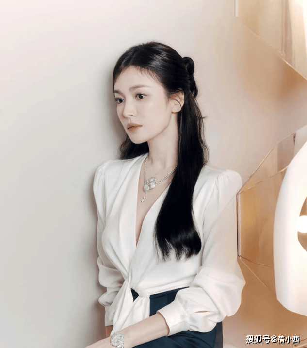 风穿搭衬衫不搭配牛仔裤才更高级有韵味AG真人百家家乐平台跟着宋慧乔学职场(图3)