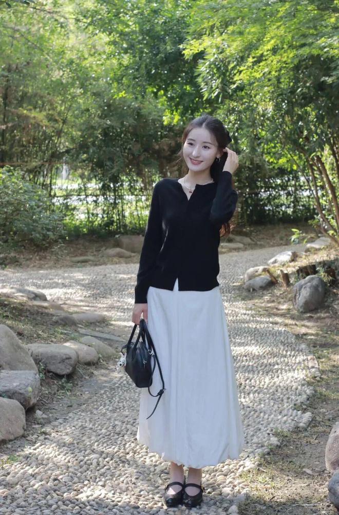 体制内穿搭优雅又高级AG真人今年最时髦的(图3) 体制内穿搭优雅又高级AG真人今年最时髦的(图3)