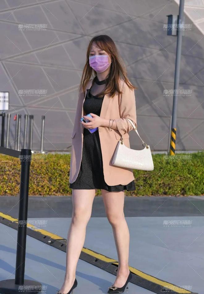 服尽显迷人双腿魅力女人优质穿搭AG真人娱乐网址连衣裙搭配小西(图2) 服尽显迷人双腿魅力女人优质穿搭AG真人娱乐网址连衣裙搭配小西(图2)