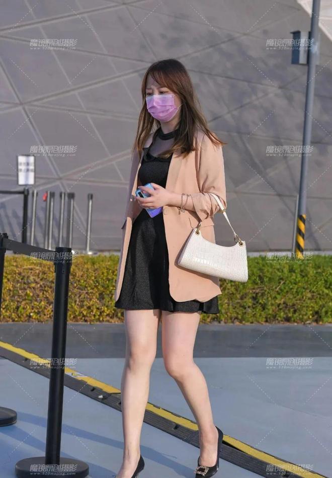 服尽显迷人双腿魅力女人优质穿搭AG真人娱乐网址连衣裙搭配小西(图4) 服尽显迷人双腿魅力女人优质穿搭AG真人娱乐网址连衣裙搭配小西(图4)