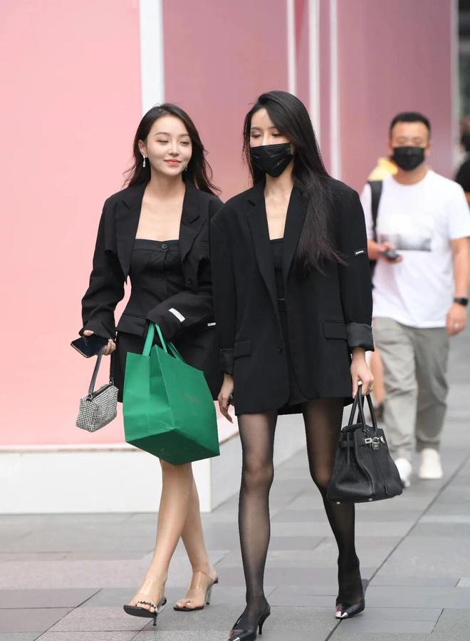 服尽显迷人双腿魅力女人优质穿搭AG真人娱乐网址连衣裙搭配小西(图3) 服尽显迷人双腿魅力女人优质穿搭AG真人娱乐网址连衣裙搭配小西(图3)