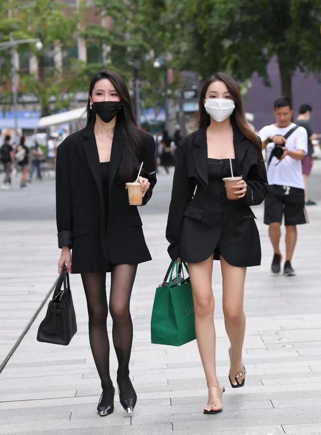 服尽显迷人双腿魅力女人优质穿搭AG真人娱乐网址连衣裙搭配小西(图9) 服尽显迷人双腿魅力女人优质穿搭AG真人娱乐网址连衣裙搭配小西(图9)