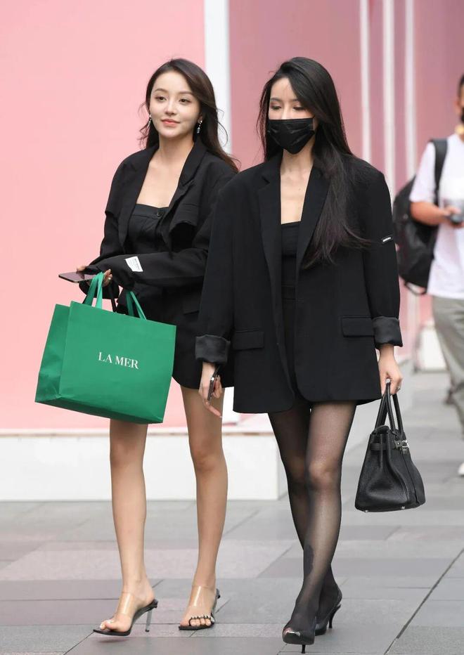 服尽显迷人双腿魅力女人优质穿搭AG真人娱乐网址连衣裙搭配小西(图10)