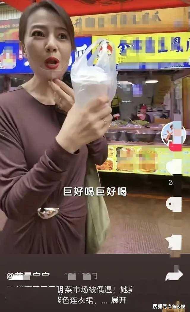 腰长裙凸显优雅气质成熟风韵超吸睛？AG真人46岁高圆圆惊艳昆明！收(图2)