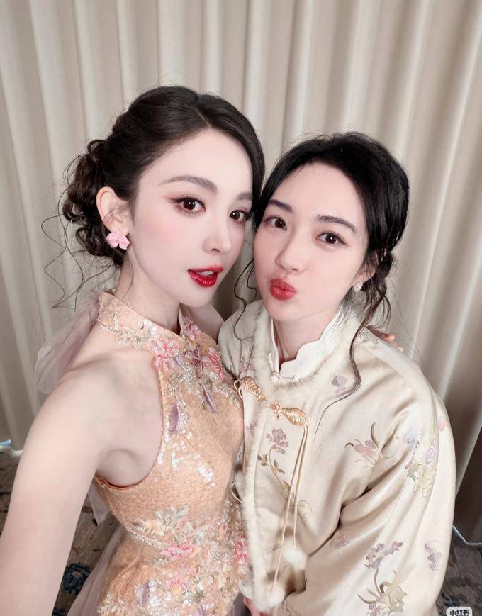 》剧组后台照！灵动可爱颜值状态双AG真人国际游戏娜扎晒《玉茗茶骨(图1)