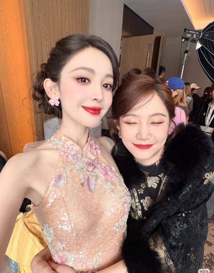 》剧组后台照！灵动可爱颜值状态双AG真人国际游戏娜扎晒《玉茗茶骨(图2)