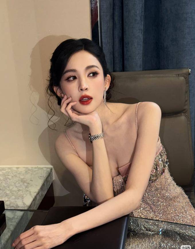 》剧组后台照！灵动可爱颜值状态双AG真人国际游戏娜扎晒《玉茗茶骨(图6)