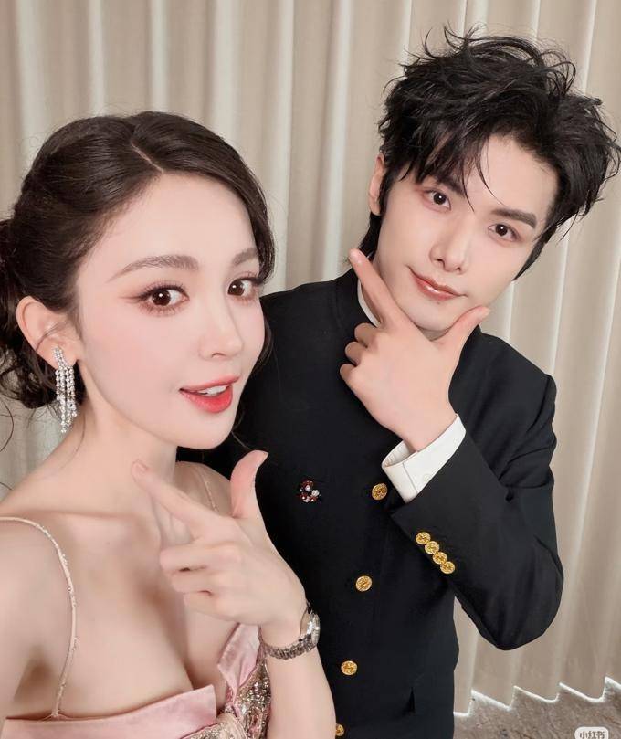 》剧组后台照！灵动可爱颜值状态双AG真人国际游戏娜扎晒《玉茗茶骨(图7)