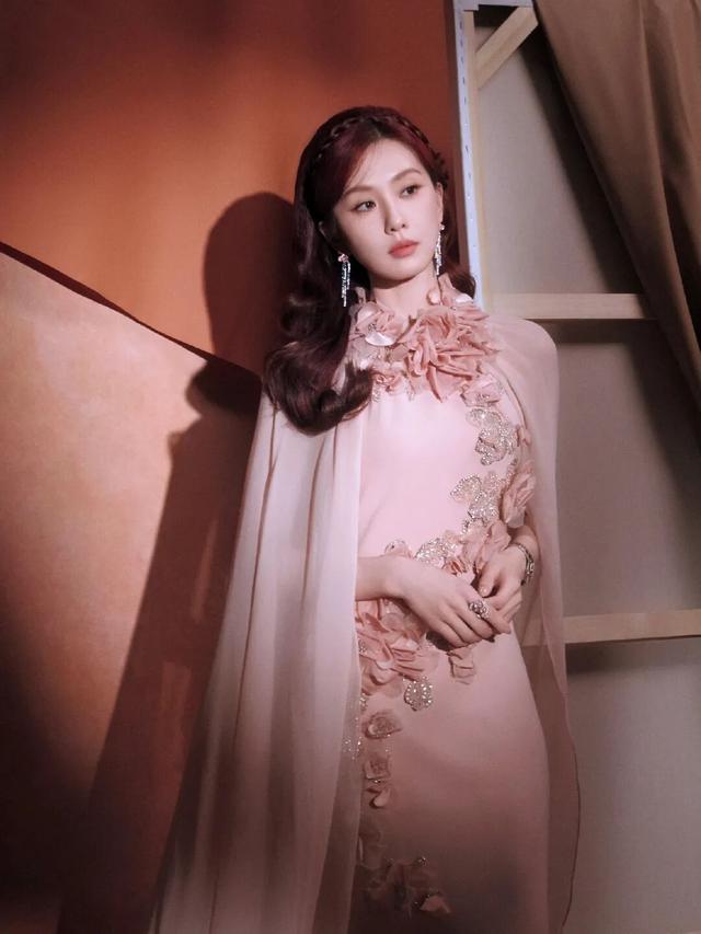 位女星排个名一个比一个惊艳舒淇仅排第3AG真人娱乐给2025红毯最美的10(图3)