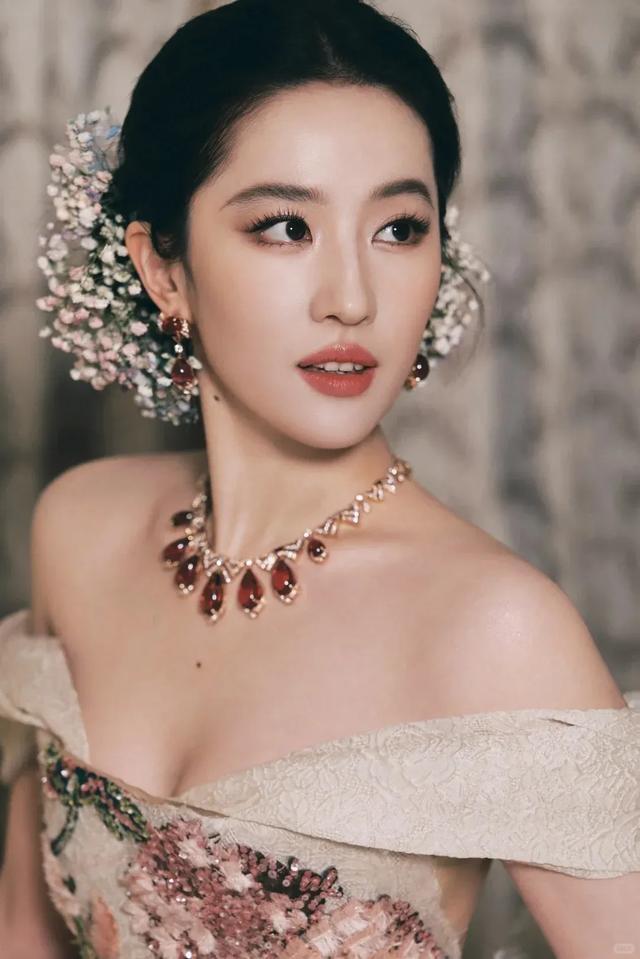 位女星排个名一个比一个惊艳舒淇仅排第3AG真人娱乐给2025红毯最美的10(图7)