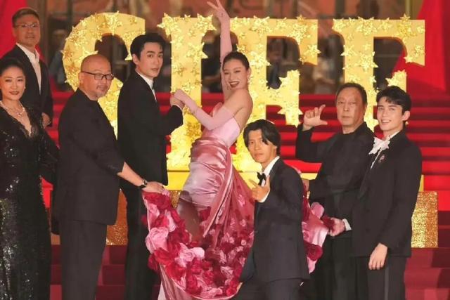 位女星排个名一个比一个惊艳舒淇仅排第3AG真人娱乐给2025红毯最美的10(图10)