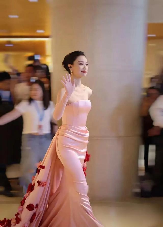 位女星排个名一个比一个惊艳舒淇仅排第3AG真人娱乐给2025红毯最美的10(图11)