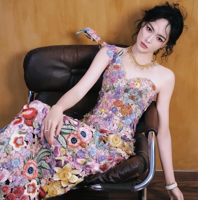 位女星排个名一个比一个惊艳舒淇仅排第3AG真人娱乐给2025红毯最美的10(图12)