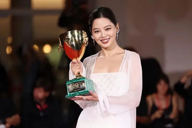 位女星排个名一个比一个惊艳舒淇仅排第3AG真人娱乐给2025红毯最美的10(图14)