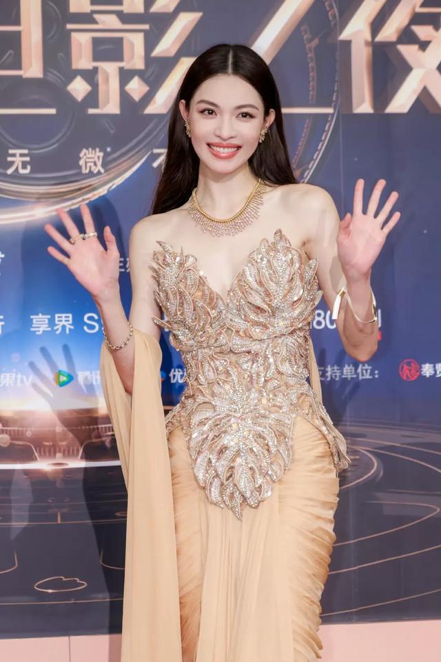 位女星排个名一个比一个惊艳舒淇仅排第3AG真人娱乐给2025红毯最美的10(图15)
