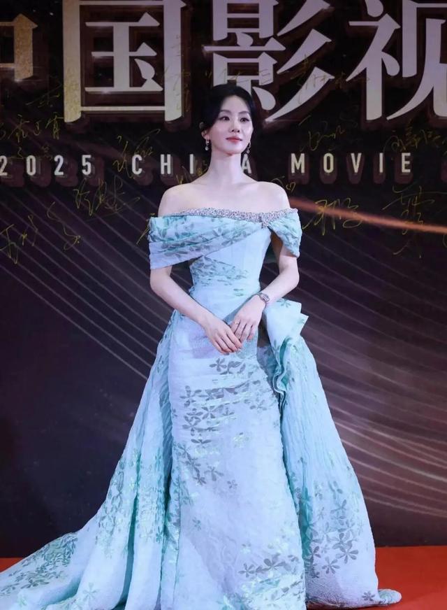 位女星排个名一个比一个惊艳舒淇仅排第3AG真人娱乐给2025红毯最美的10(图17)