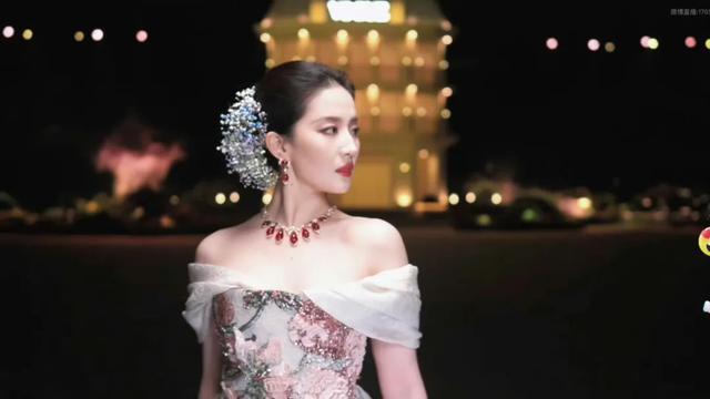 位女星排个名一个比一个惊艳舒淇仅排第3AG真人娱乐给2025红毯最美的10(图20)