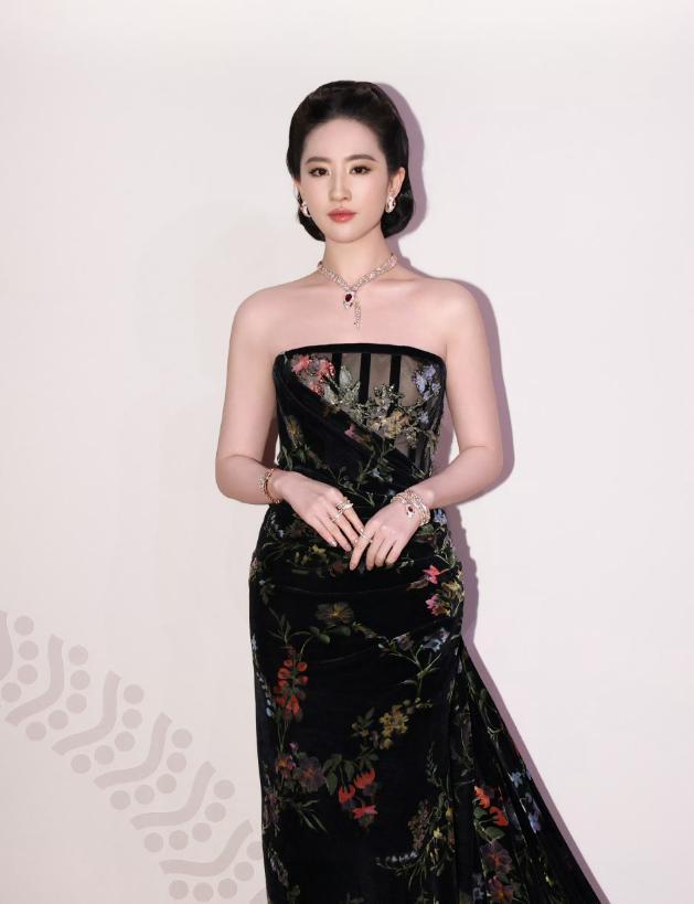 位女星排个名一个比一个惊艳舒淇仅排第3AG真人娱乐给2025红毯最美的10(图21)