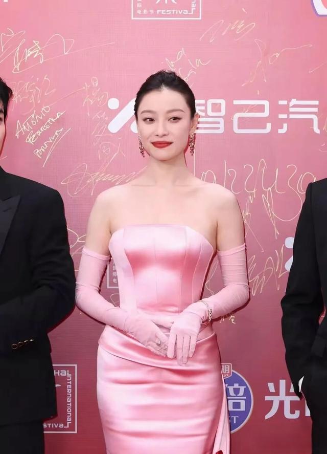 位女星排个名一个比一个惊艳舒淇仅排第3AG真人娱乐给2025红毯最美的10(图22)